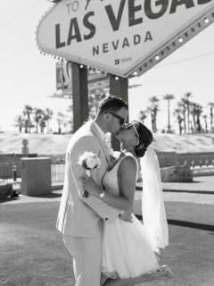 Voilà le signe que vous attendiez pour réserver vos billets et vous dire oui à votre tour à Vegas ! Parce qu’entre faire sauter le champagne devant le panneau de Las Vegas et devant la mairie du village, il y a quand même pas photo 😬

Félicitations encore Marjorie & Jonathan 🥰

#mariagelasvegas #mariagefrancaislasvegas #elopementlasvegas #lasvegaswedding #letsgetmarried